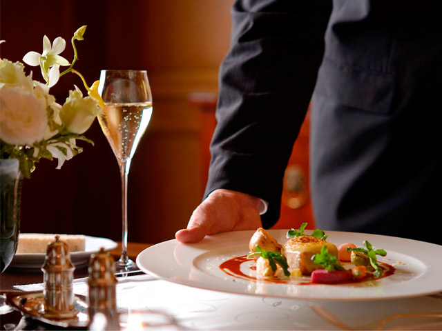 【会員制ホテル内レストランサービススタッフ募集/日払いOK/フルタイム大歓迎】